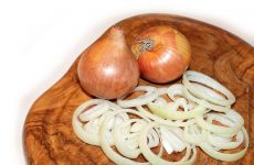 Как быстро замариновать репчатый или красный лук для салата